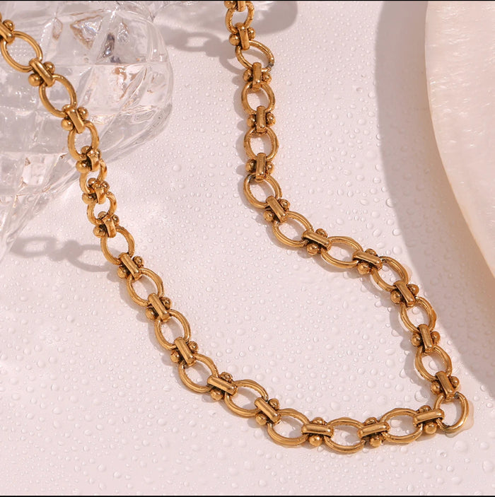 LOUISE NECKLACE